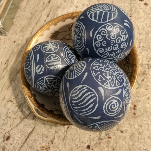 Pier 1 Imports Set Of 3 Wood Decorative Carpet Balls Hand Painted 4" Dia. NEW - Picture 2 of 12